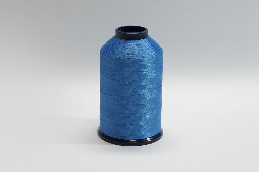 Нитки вишивальні Royal 5000 м поліестер 100% блакитний яскравий Р096