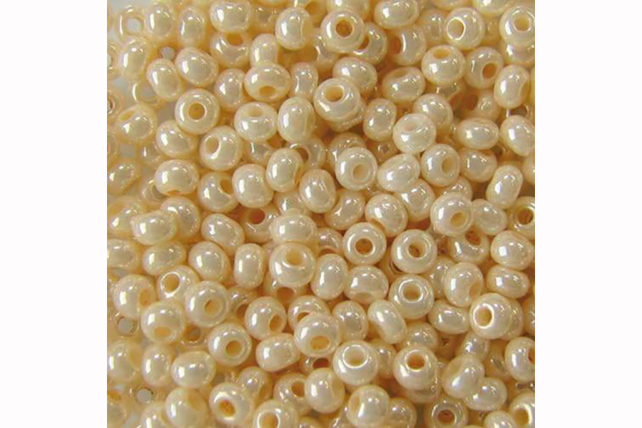 Бісер Preciosa 46113 №10 непрозорий перлина жовтий світлий 2,3 мм