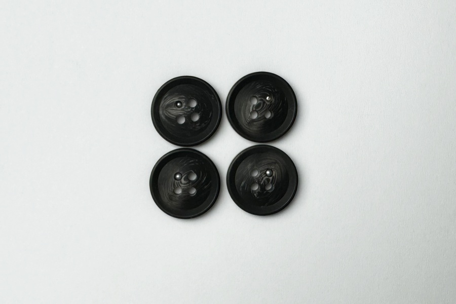 Гудзик 18 мм Mertbutton 4 отвори класичний сірий темний