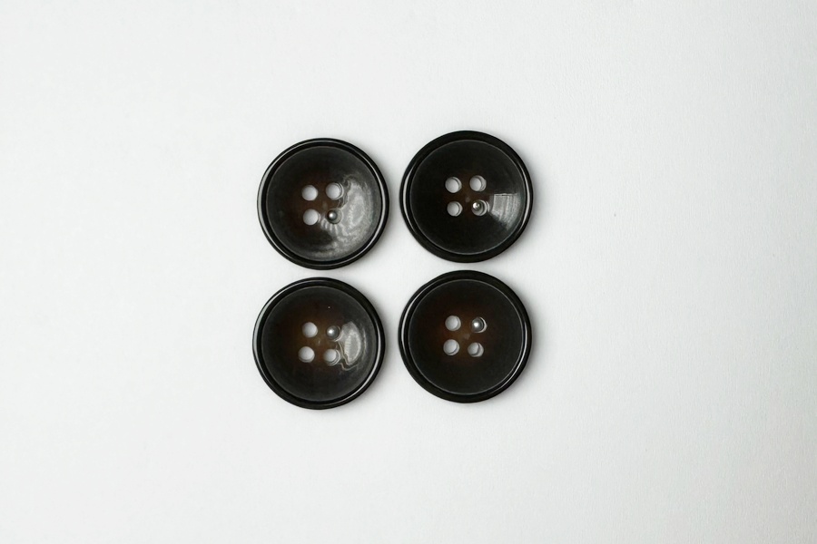 Гудзик 20 мм Mertbutton 4 отвори класичний коричневий темний 3107-32-0261