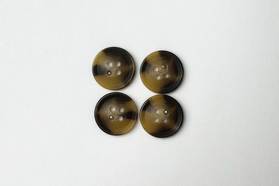 Гудзик 18 мм Mertbutton 4 отвори класичний коричневий світлий