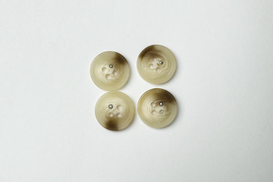 Гудзик 18 мм Mertbutton 4 отвори класичний бежевий 3207-28-0118