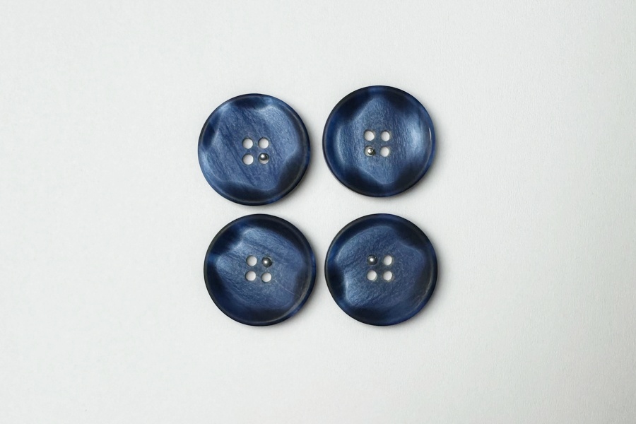 Гудзик 23 мм Mertbutton 4 отвори фактурний синій