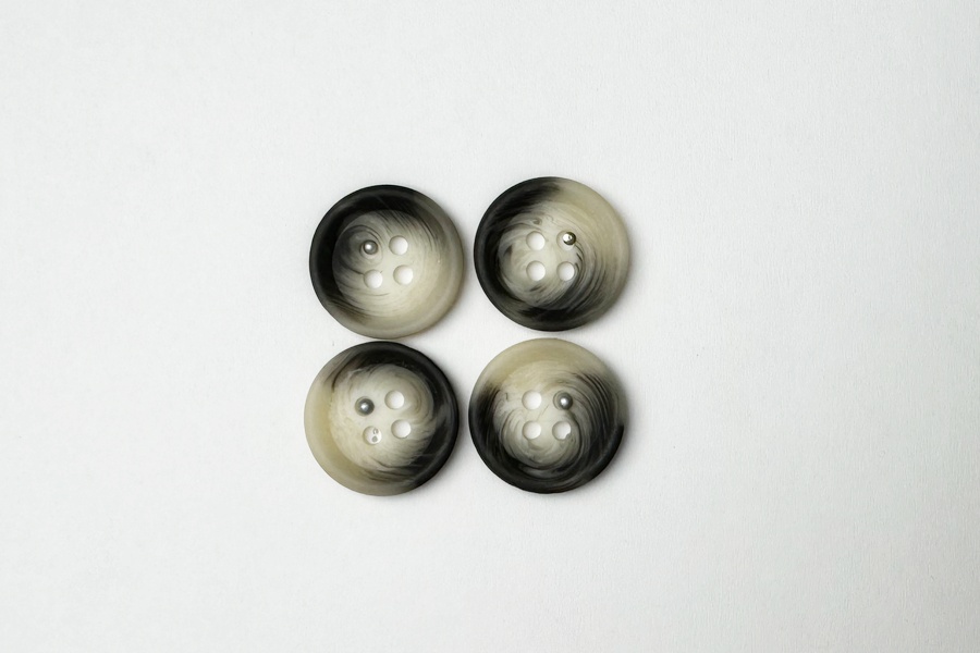 Гудзик 18 мм Mertbutton 4 отвори класичний різнокольоровий 2907-28-12