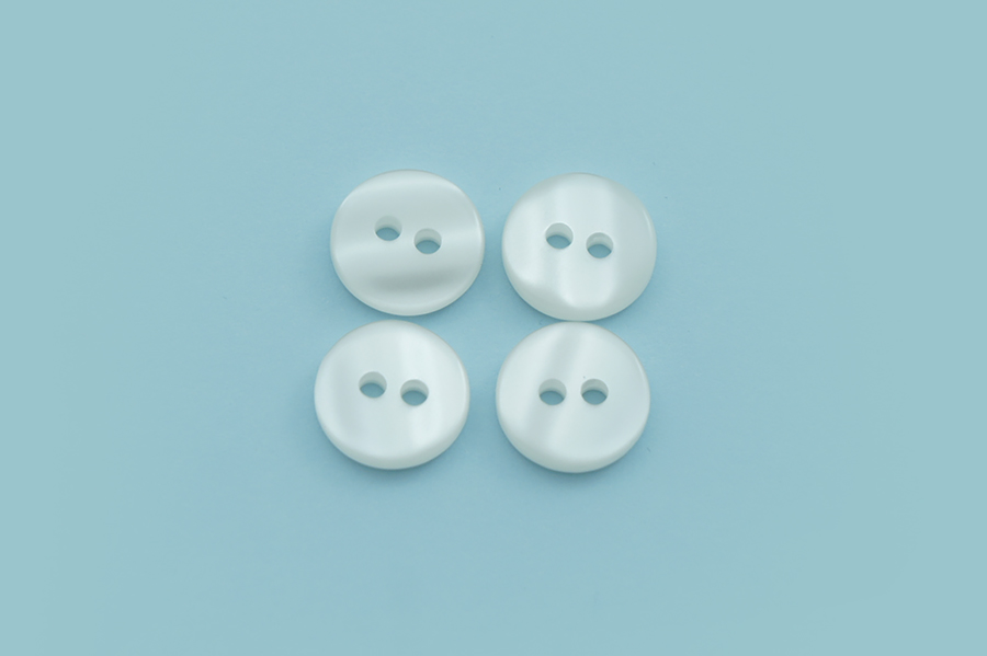 Гудзик 11 мм Mertbutton 2 отвори перламутр білий 2363-18-999