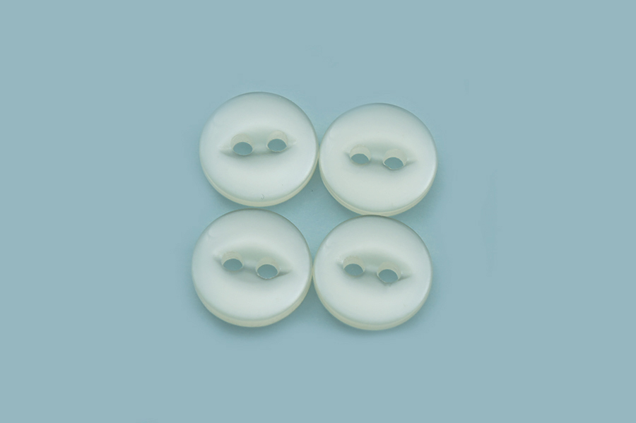 Гудзик 11 мм Mertbutton 2 отвори перламутр білий 4011-18-999