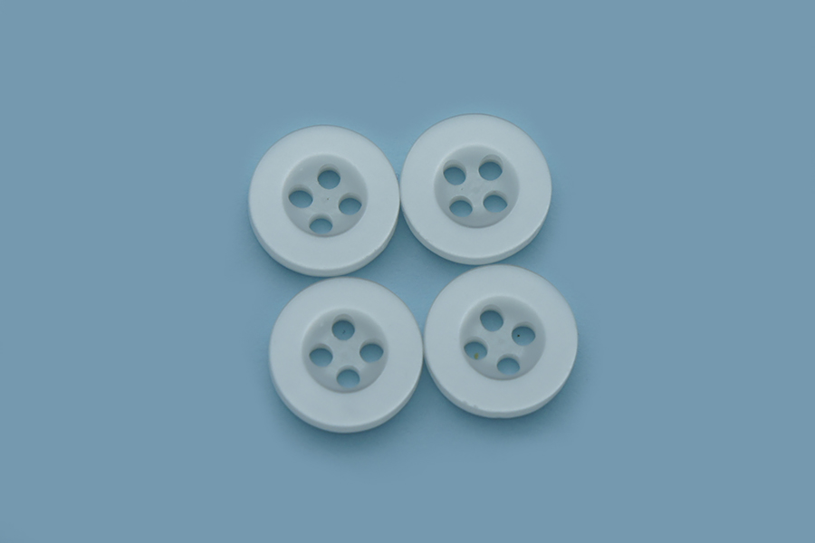 Гудзик 11 мм Mertbutton 4 отвори перламутр білий 40091-18-999