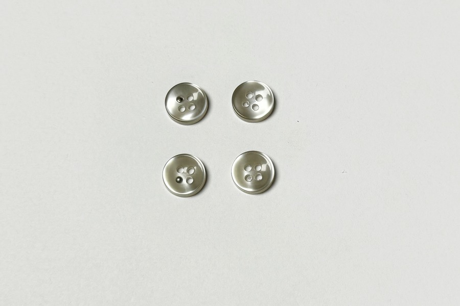 Гудзик 11,5 мм Mertbutton 4 отвори перламутр полиновий світлий 3407-18