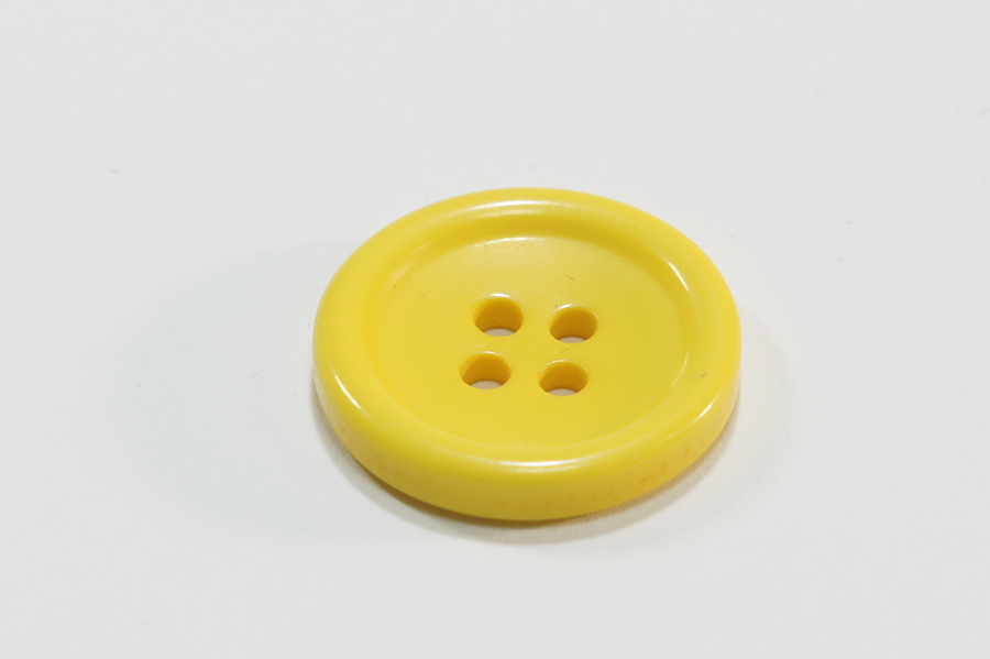 Гудзик 18 мм Mertbutton 4 отвори однотонний жовтий ВР-179