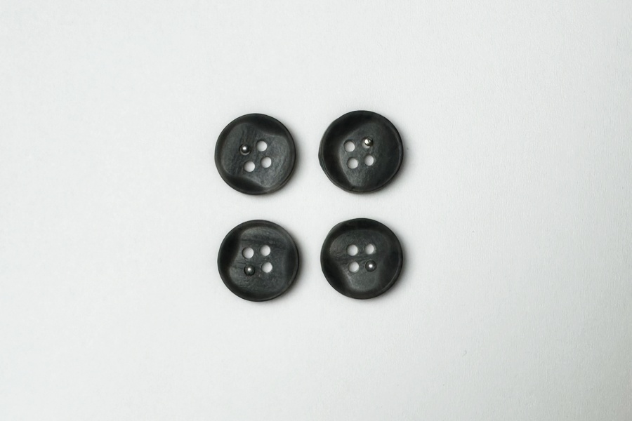 Гудзик 15 мм Mertbutton 4 отвори фактурний сірий темний 3007-24-0135