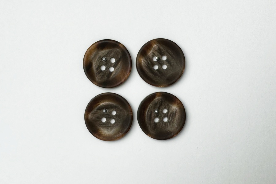 Гудзик 20 мм Mertbutton 4 отвори фактурний коричневий темний