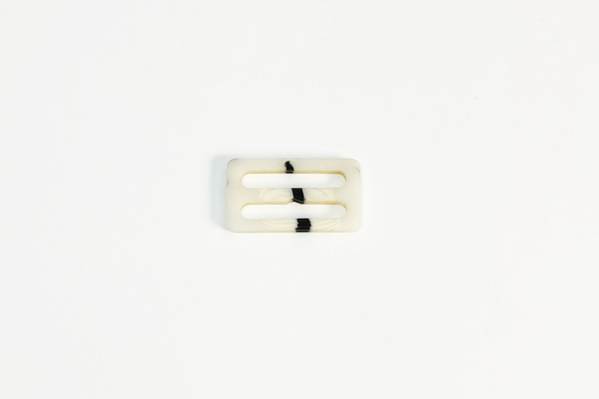 Пряжка декоративна 30 мм Mertbutton молочний кремовий