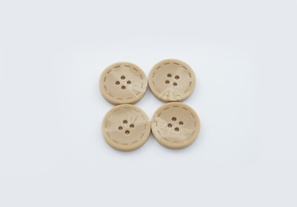 Гудзик 23 мм Mertbutton 4 отвори класичний бежевий золотистий