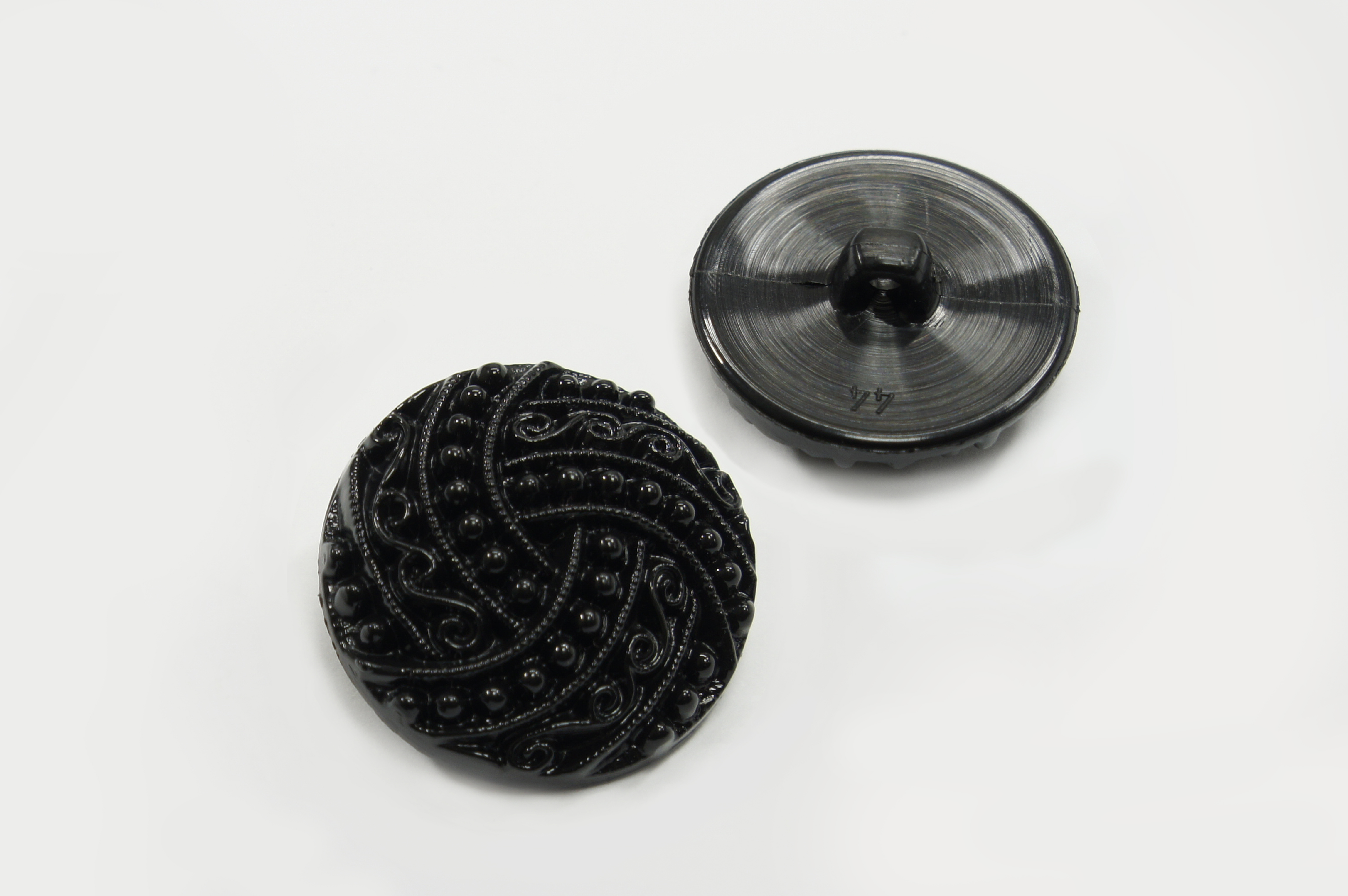 Гудзик на ніжці 25 мм Mertbutton фактурний чорний 16-04-40-000