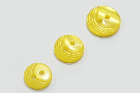 Гудзик 15 мм Mertbutton 2 отвори перламутр жовтий 4013