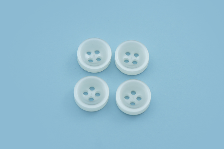 Гудзик 11 мм Mertbutton 4 отвори перламутр білий 2366-18-999