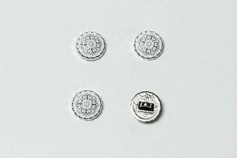 Гудзик на ніжці 15 мм Mertbutton металізований білий BR-652-24-999/silver