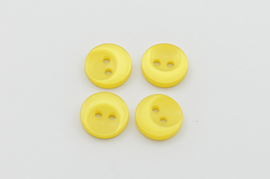Гудзик 12 мм Mertbutton 2 отвори перламутр жовтий 4012