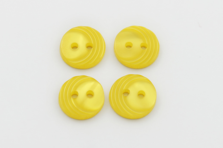 Гудзик 12 мм Mertbutton 2 отвори перламутр жовтий 4013