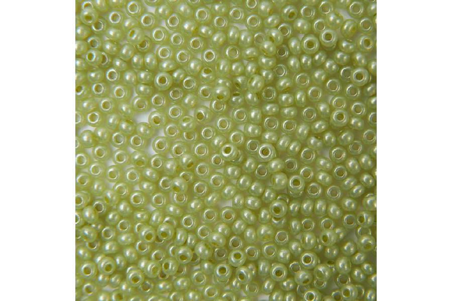 Бісер Preciosa 17786 №10 алебастр кольоровий салатовий світлий 2,3 мм