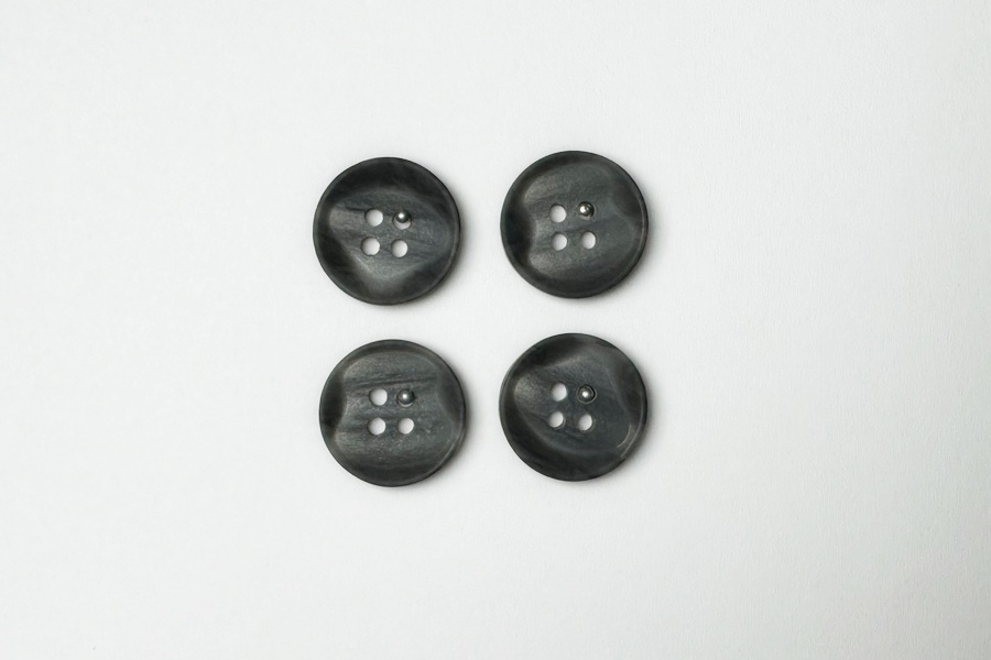 Гудзик 18 мм Mertbutton 4 отвори фактурний сірий темний