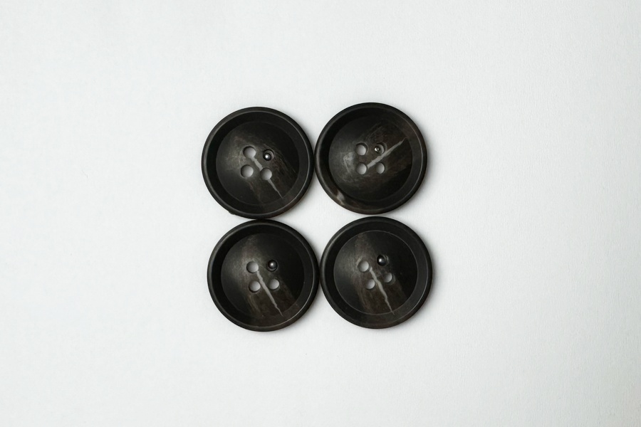 Гудзик 23 мм Mertbutton 4 отвори класичний коричневий темний