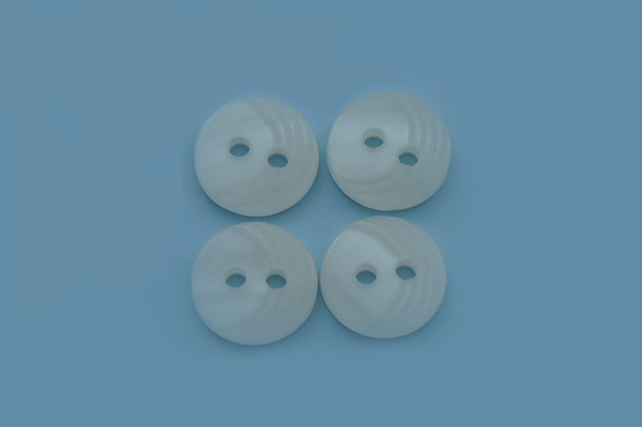 Гудзик 11 мм 2 отвори перламутр білий