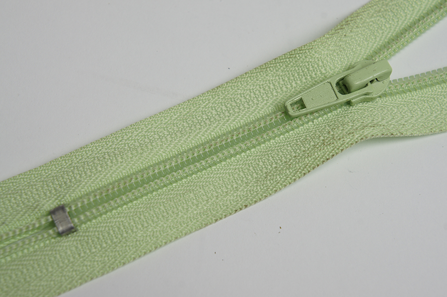 Блискавка MH Тип 4 салатовий блідий 18 см