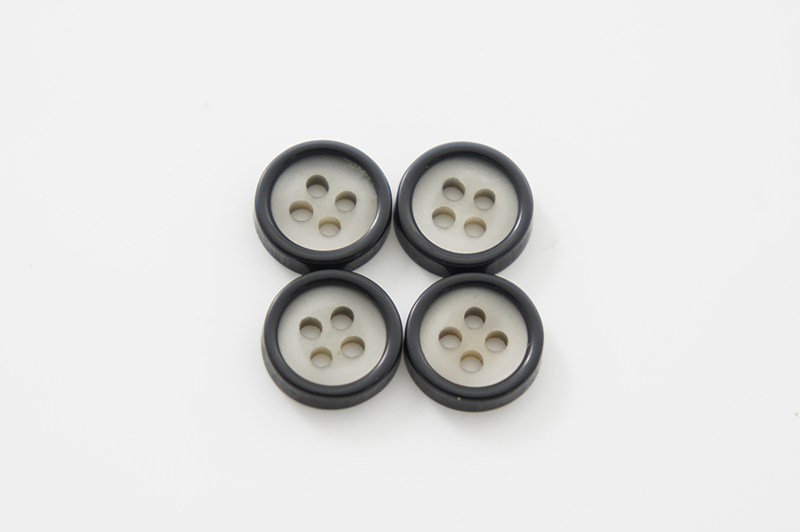 Гудзик 11 мм Mertbutton 4 отвори матовий бежевий полиновий