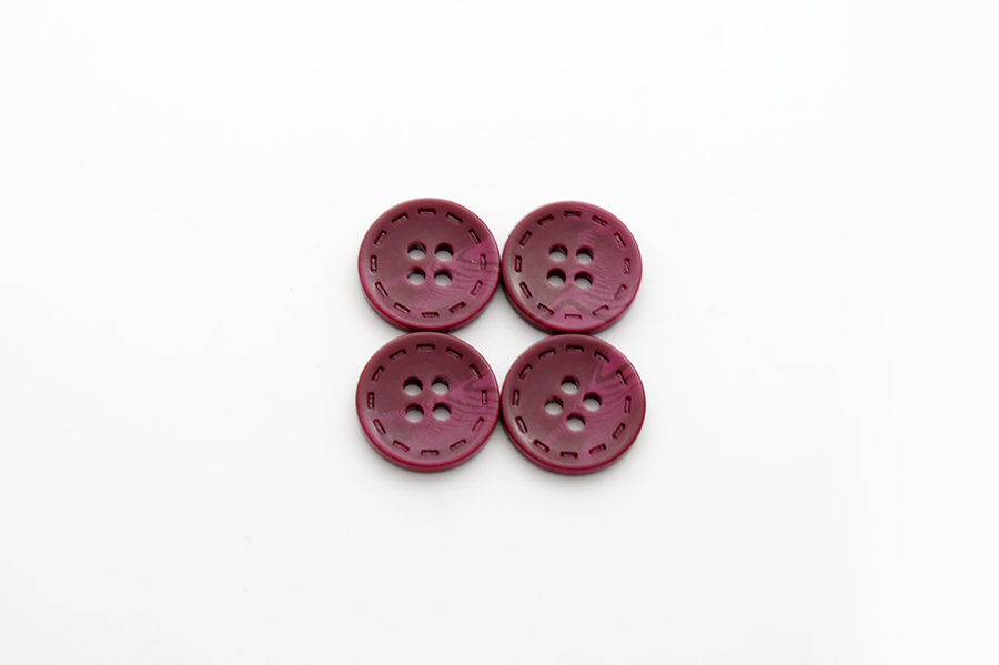 Гудзик 18 мм Mertbutton 4 отвори класичний малиновий темний