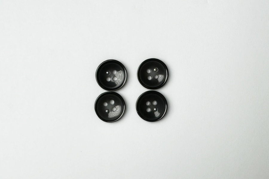 Гудзик 15 мм Mertbutton 4 отвори фактурний чорний