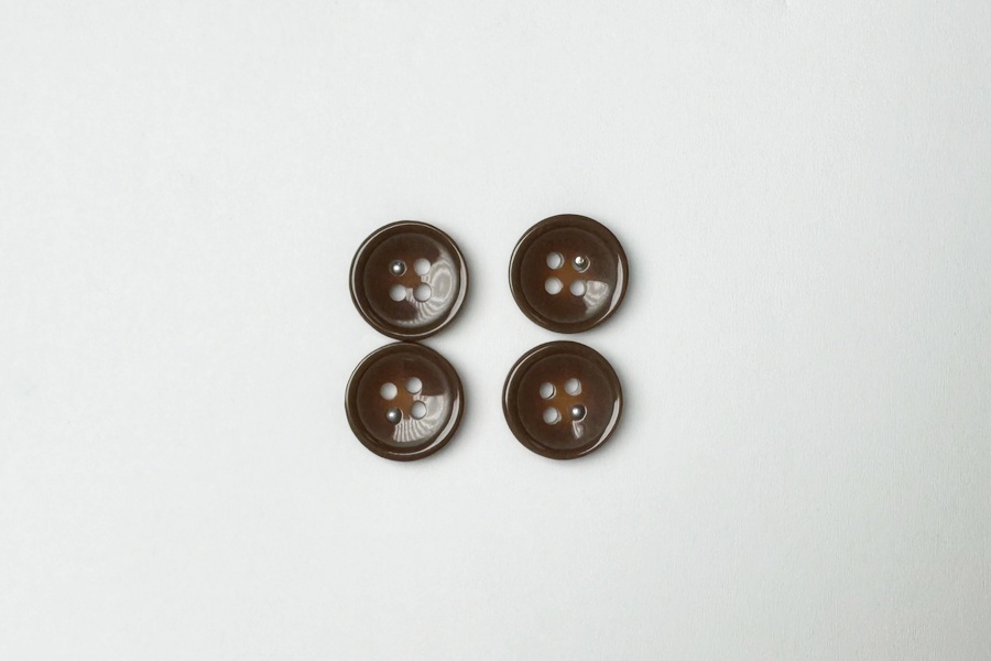 Гудзик 15 мм Mertbutton 4 отвори фактурний какао